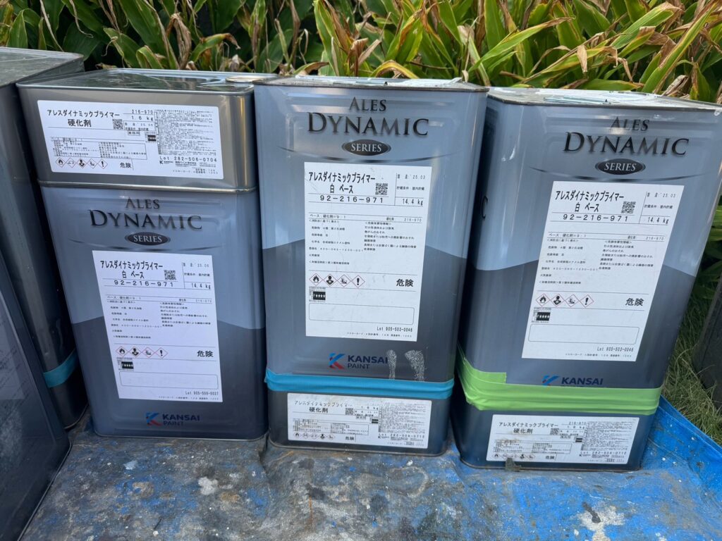 使用材料<br />
←屋根下塗り材料<br />
（油性2液サビ止め塗料）